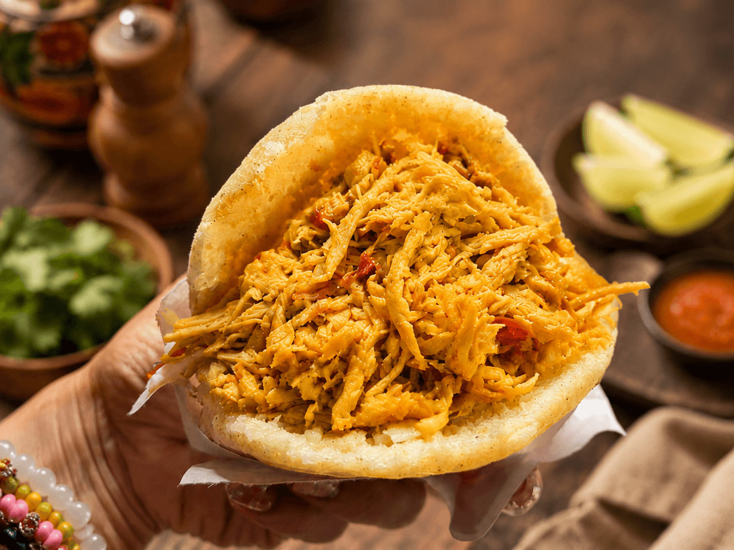 Arepa venezolana rellena